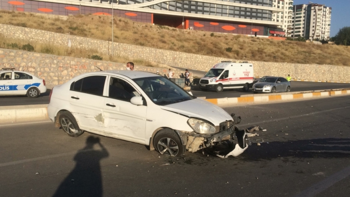 Adıyaman’da iki otomobil çarpıştı: 3 yaralı