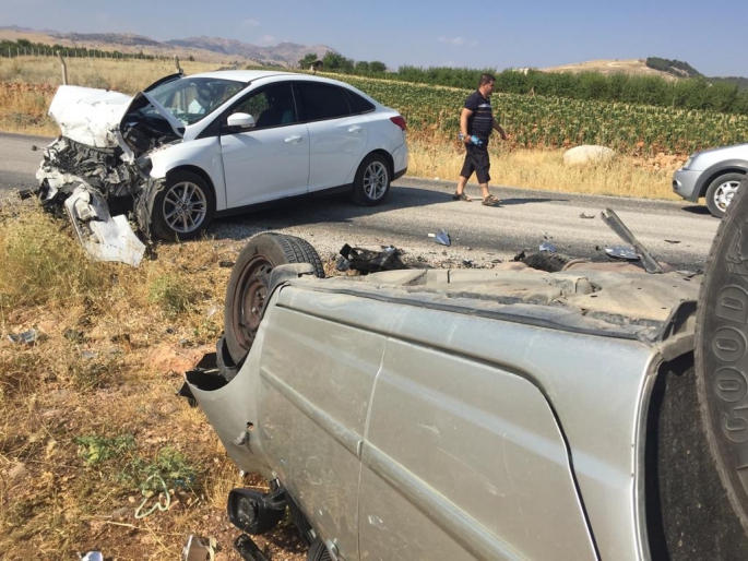 Adıyaman'da iki otomobil çarpıştı: 4 yaralı