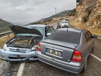 Adıyaman'da İki otomobil kafa kafaya çarpıştı: 2 yaralı