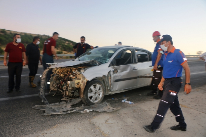 Adıyaman'da lastiği patlayan otomobil takla attı: 3 yaralı