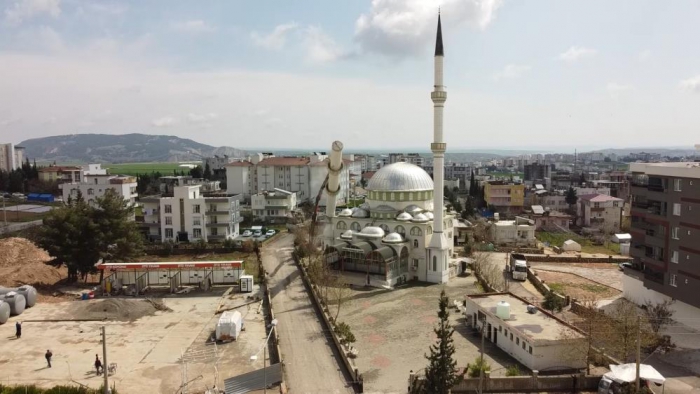 Adıyaman'da minare evin üzerine devrildi