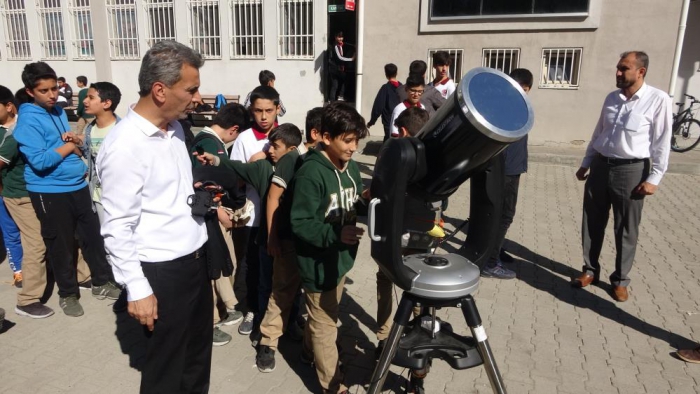 Adıyaman'da Öğrenciler güneş tutulmasını ilgiyle izledi