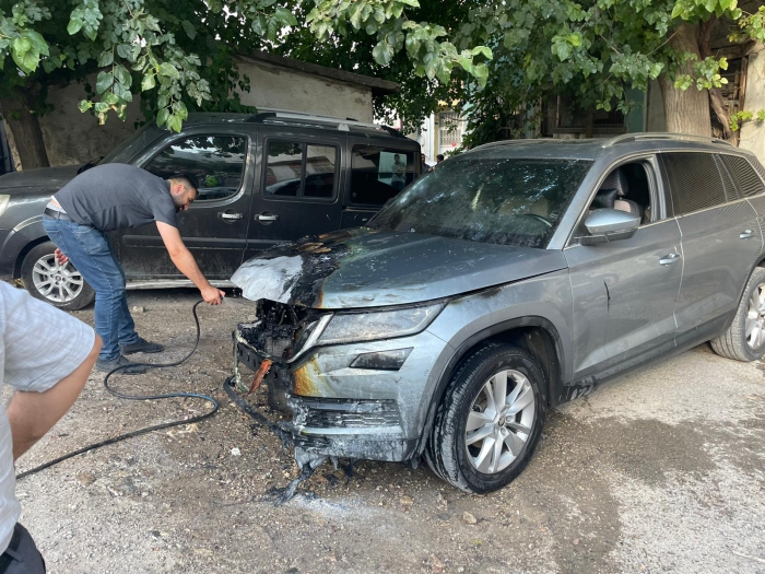 Adıyaman’da park halindeki otomobil alev alev yandı