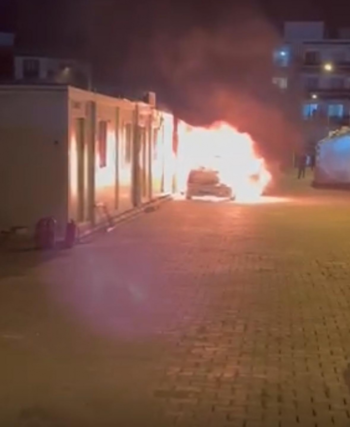 Adıyaman’da Park halindeki otomobil alev alev yandı