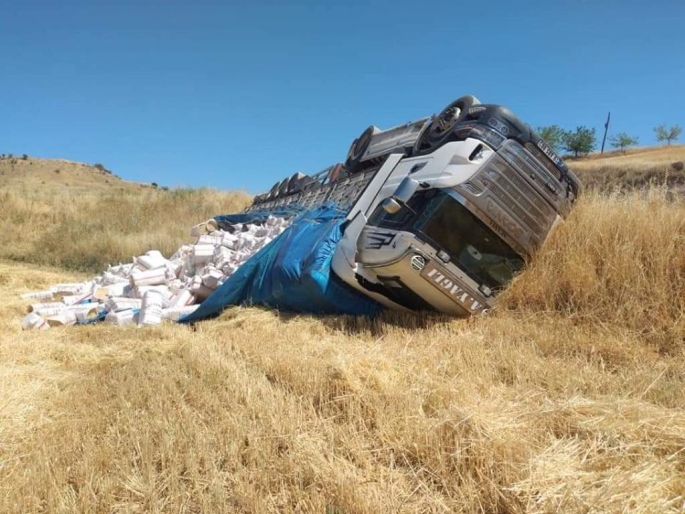 Adıyaman’da saman yüklü tır şarampole devrildi