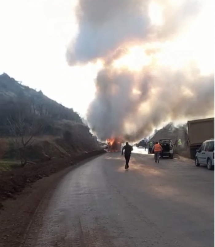 Adıyaman’da Seyir Halindeki Kamyon Alev Alarak Yandı