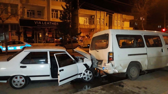 Adıyaman'da Trafik Kazası an ve an Güvenlik Kamerasına Yansıdı