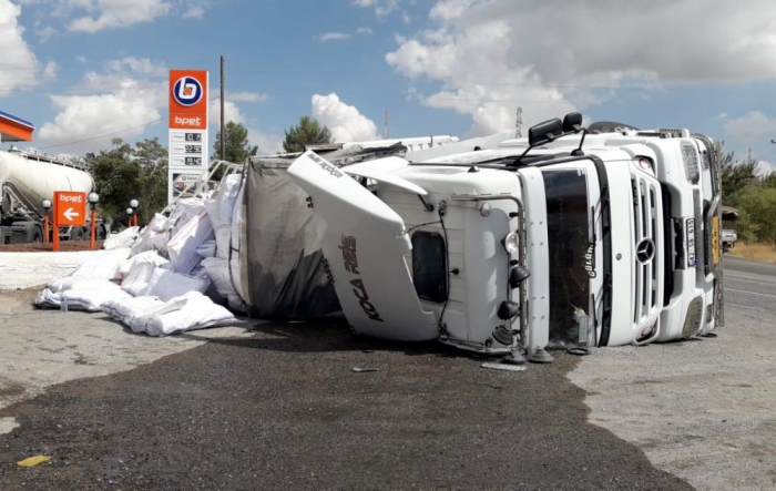 Adıyaman'da virajı alamayan tır metrelerce sürüklendi