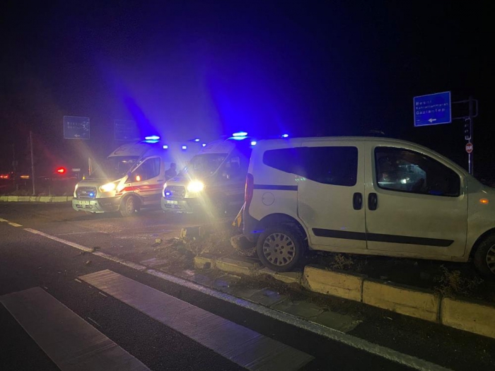 Adıyamanda iki hafif ticari araç çarpıştı: 3 yaralı