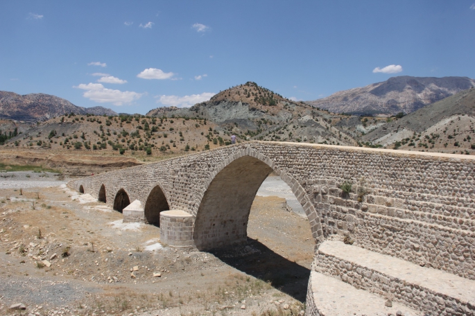 Altından suların aktığı tarihi köprünün kendisi sular altında kalacak