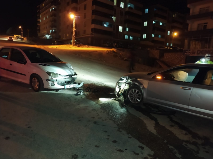 Besni’de iki otomobil çarpıştı: 3 yaralı