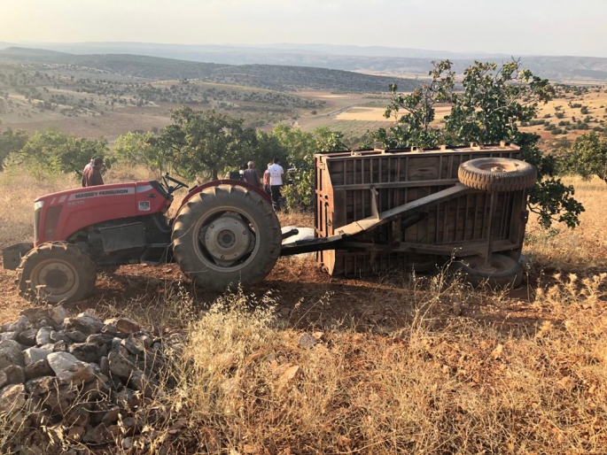 Besni’de traktör römorku devrildi: 4 yaralı