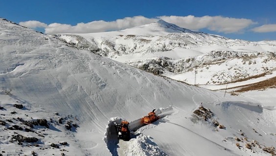 Beyaz örtüyle kaplı Nemrut Dağı´nın yolu açılıyor