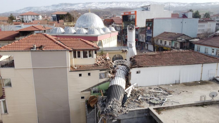 Adıyaman’da Cami minaresi apartmanı ikiye böldü