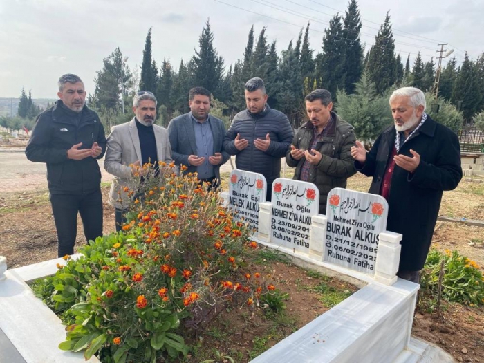 Depremde hayatını kaybeden gazeteciler mezarları başında anıldı