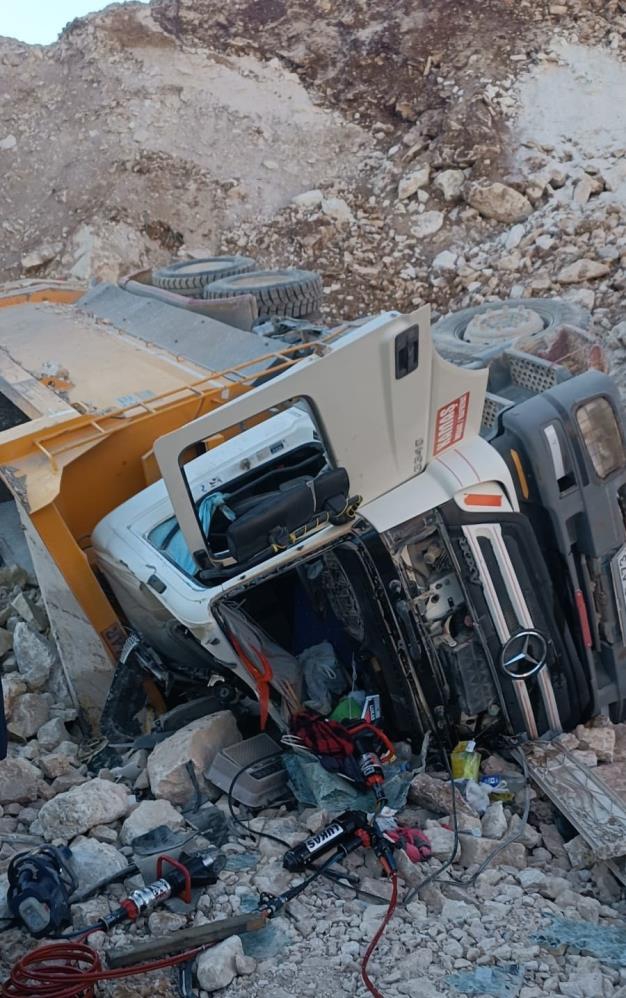 Devrilen hafriyat kamyonunun sürücüsü hayatını kaybetti