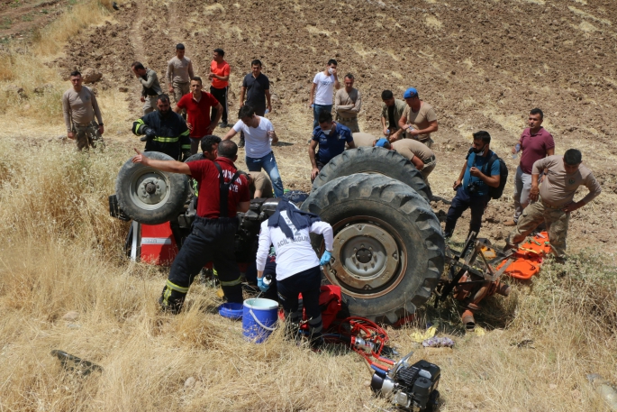 Devrilen traktör altında kalan 3 kişi ağır yaralandı