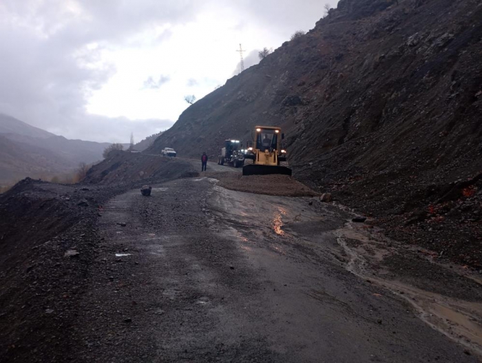 Ekipler kapanan yolda hastaya ulaşmak için seferber oldu