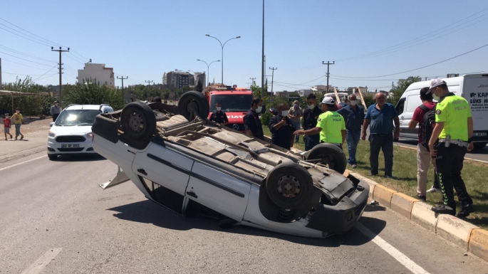 Eşeğe çarpmamak için devrilen otomobil sürücüsü yaralandı