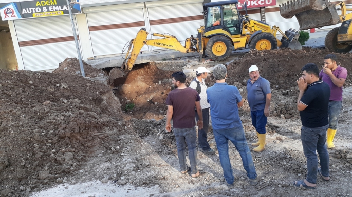 Göçük altında kalan işçiyi arkadaşları kurtardı