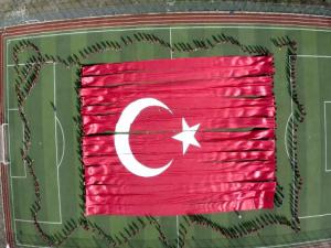 Adıyaman'da dev Türk bayrağı ve Türkiye haritasıyla askere selam