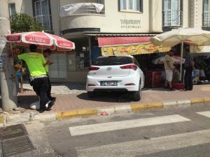 Adıyaman'da Otomobil Markete Girdi