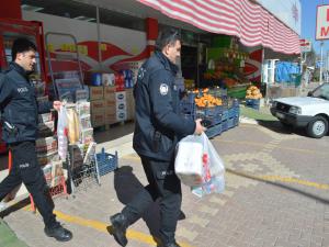 Adıyaman'da Polis, Yaşlı Kadının Alışverişini Yaptı