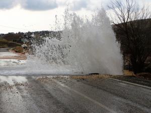 Adıyamanda Su Borusu Patladı Yol Çöktü