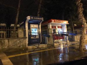 Banka ve ATM önlerine polis bariyeri