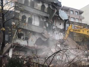 Besni'de Çöken Bina Kontrollü Şekilde Yıkıldı