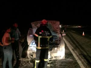 Besni'de Hareket Halindeki Otomobil Alev Aldı