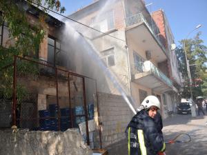 Besni'de Metruk Evde Çıkan Yangın Korkuttu