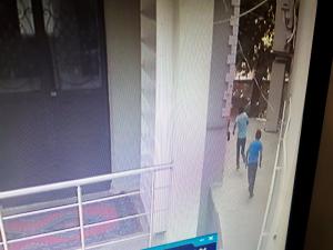 Camide Musluk Çalan Hırsızlar Güvenlik Kamerasına Yakalandı