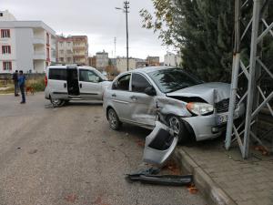 Hafif Ticari Araç İle Otomobil Çarpıştı: 2 Yaralı