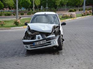 Hafif Ticari Araç İle Otomobil Çarpıştı: 4 Yaralı