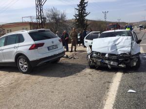 İki Otomobil Çarpıştı: 3 Yaralı