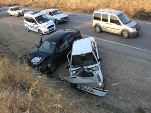 İki Otomobil Kafa Kafaya Çarpıştı: 4 Yaralı