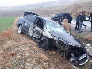 Kahta'da Otomobil İle Minibüs Çarpıştı: 2 Yaralı