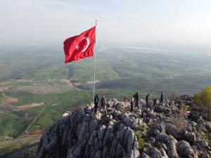 Köylüler Bin 700 Rakımlı Dağa Dev Türk Bayrağı Astı