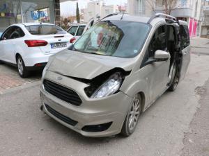 Minibüs İle Hafif Ticari Araç Çarpıştı: 1 Yaralı