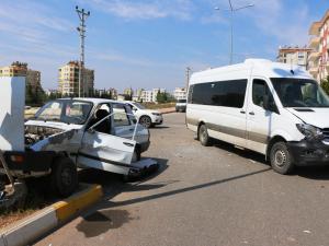 Minibüs İle Otomobil Çarpıştı: 2 Yaralı