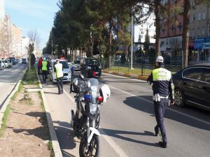 Motosiklet Polis Aracına Çarptı; 1 Yaralı