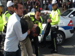 Motosikleti Sürücüsü Polislere Saldırdı: 2 Gözaltı
