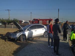 Otomobil Refüje Çarpıp Takla Attı: 3 Yaralı