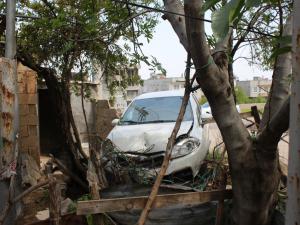 Polisten Kaçan Sürücü Evin Bahçe Duvarına Girdi
