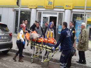 PTT Şubesinde Fenalaşan Kadın Hastaneye Kaldırıldı