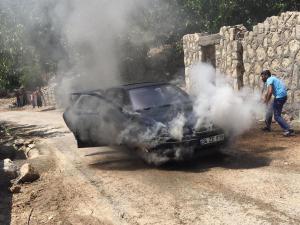 Seyir Halinde Alev Alan Otomobili Köylüler Söndürdü