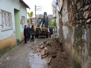 Yağışa Dayanamayan Evin Duvarı Çöktü