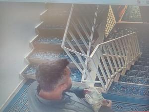 Yardım Kutusunu Çalan Hırsız Güvenlik Kameralarına Yakalandı