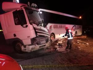 Yolcu otobüsü ile kamyonet çarpıştı: 2 yaralı